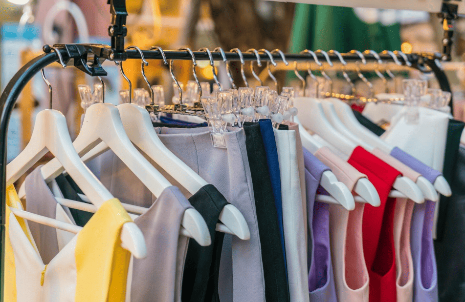 Roupas em cabides na Mega Modas